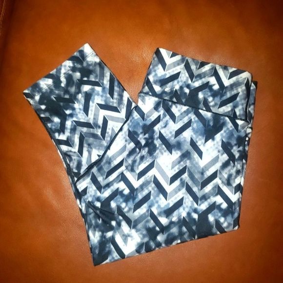 bcg Yoga Capris with Geometric Print - Picture 2 of 12